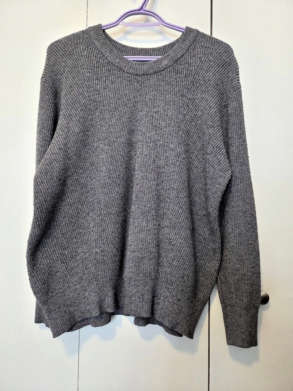 Suzy Shier Women's Medium Gray Crewneck Sweater